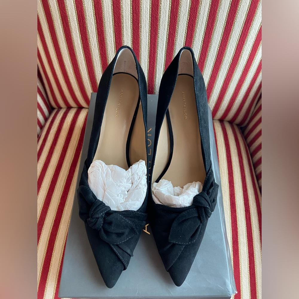 Ann Taylor Teagan side bow pump black suede size 8.5